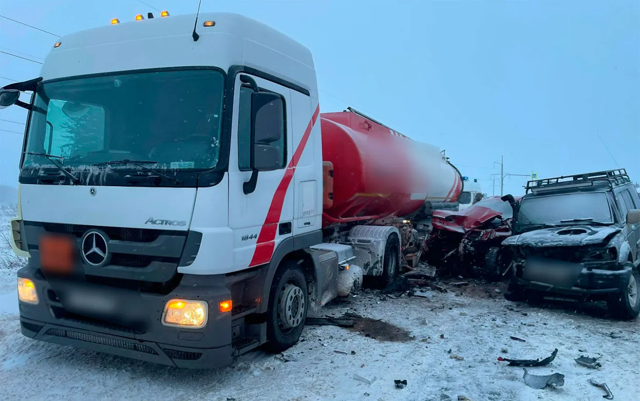 На трассе в Удмуртии столкнулись две легковушки и бензовоз
