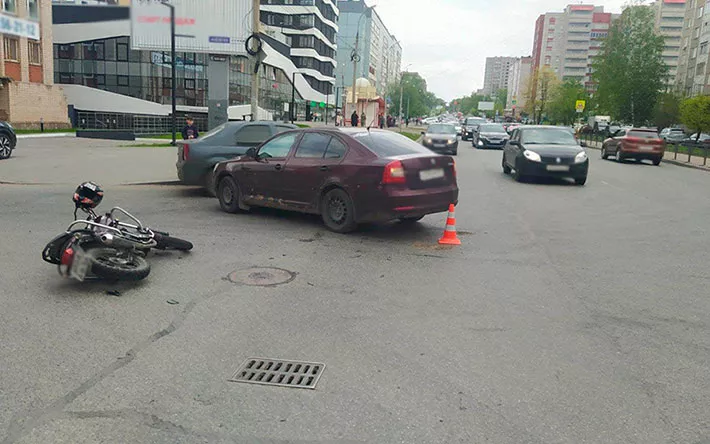 Легковушка сбила мотоциклиста в Ижевске