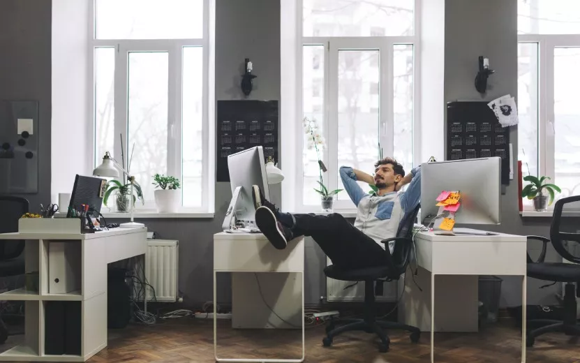 От объятий до сна на работе: какие зарплаты предлагают за необычные профессии в России