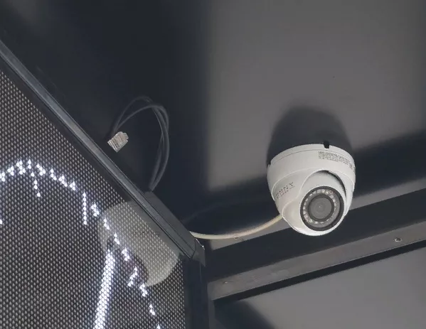 Фотофакт: на «умных» остановках начался монтаж городских смартфонов