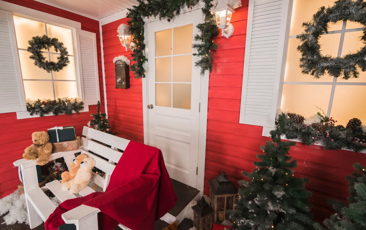 Новый год без мишуры и банальностей: как необычно украсить дом, офис и школьный класс