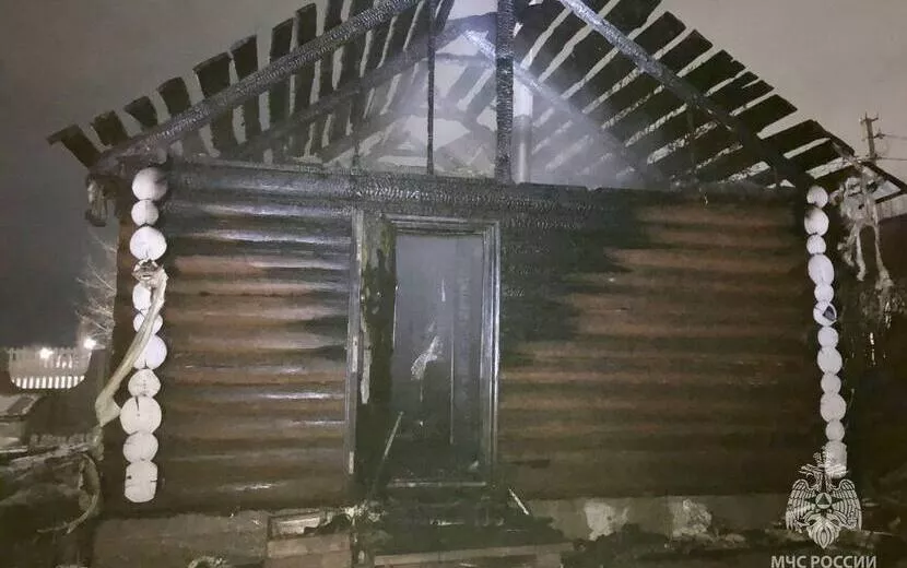 МЧС рассказало подробности пожара в Ижевске: огонь уничтожил баню и повредил два жилых дома