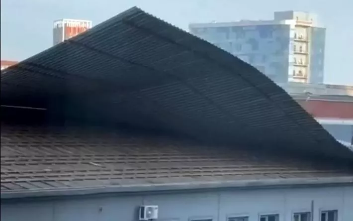 Видео: крышу сорвало со здания на улице Коммунаров в Ижевске