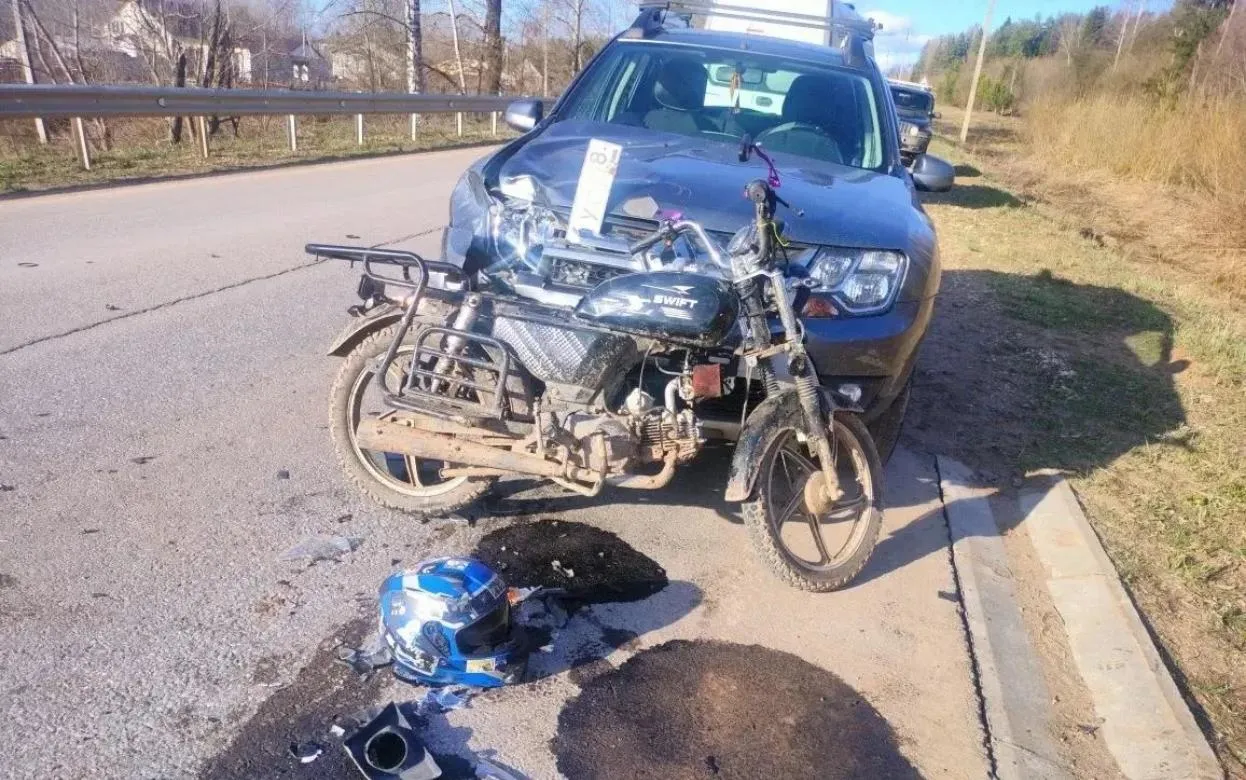 Юноша и девушка пострадали в столкновении мопеда и «Дастера» в Удмуртии