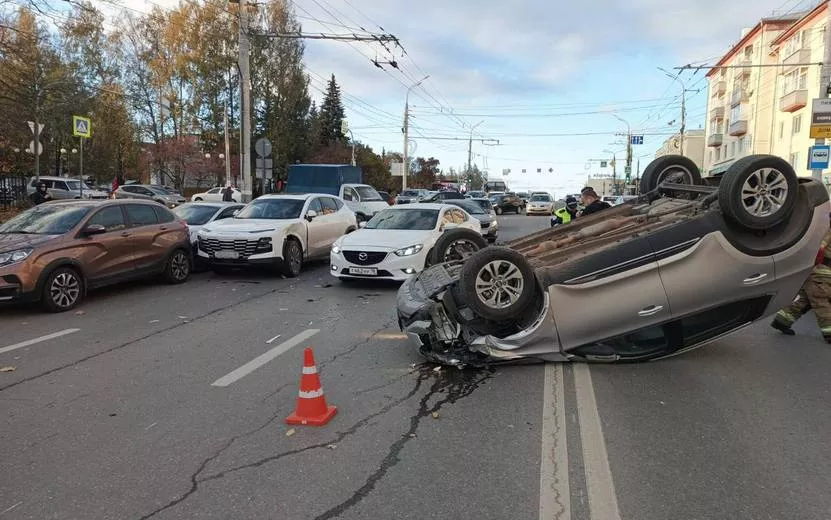 Кроссовер перевернулся у Центральной площади Ижевска