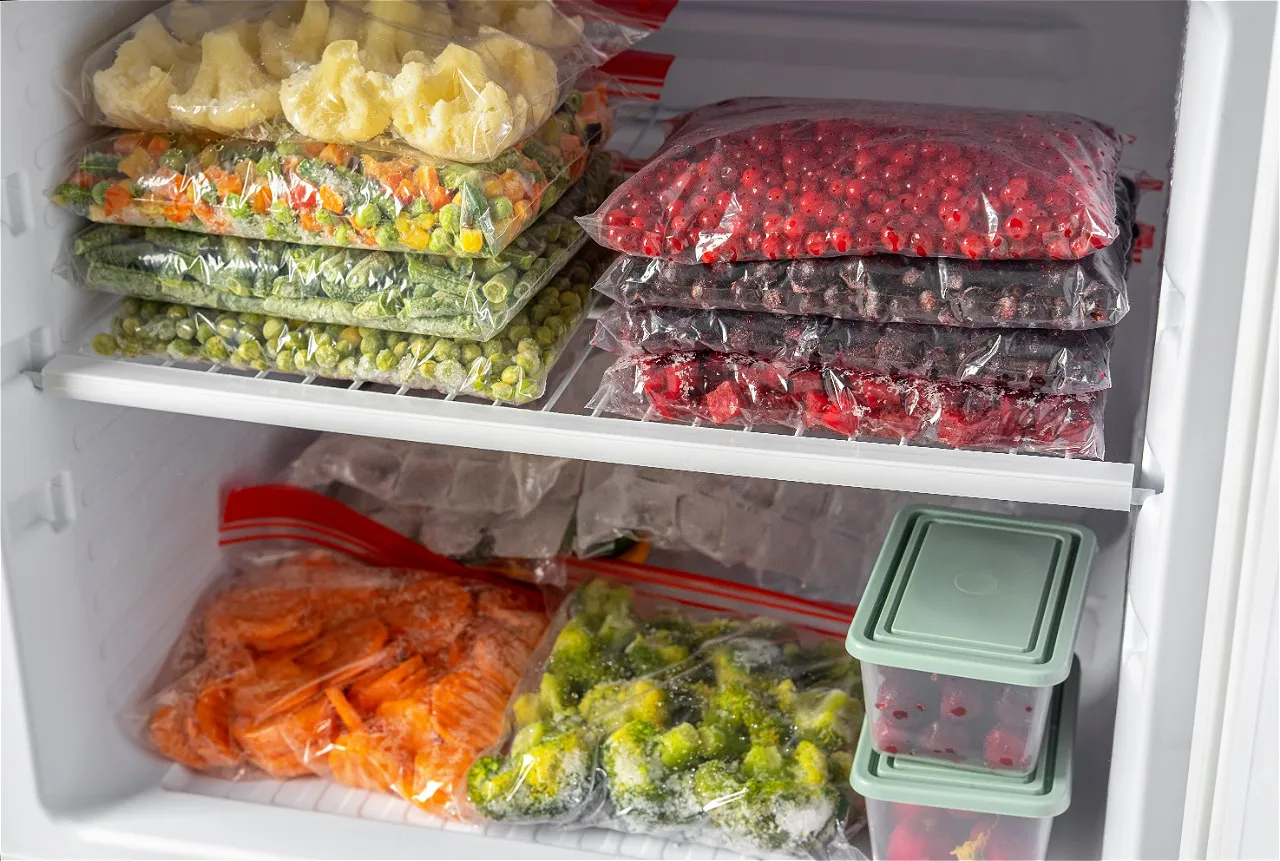 Не выбрасывайте деньги вместе с едой: 9 продуктов, которые можно спасти заморозкой