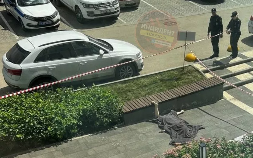Девушка выпала из многоэтажки на улице Пушкинской в Ижевске