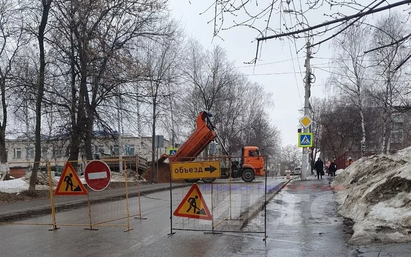 Перекресток Широкий – Красная закрыли в Ижевске из-за провала на дороге