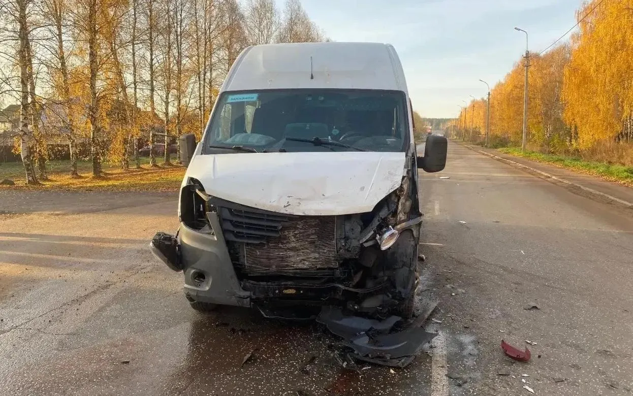 Водитель и два пассажира микроавтобуса пострадали в ДТП в Воткинске