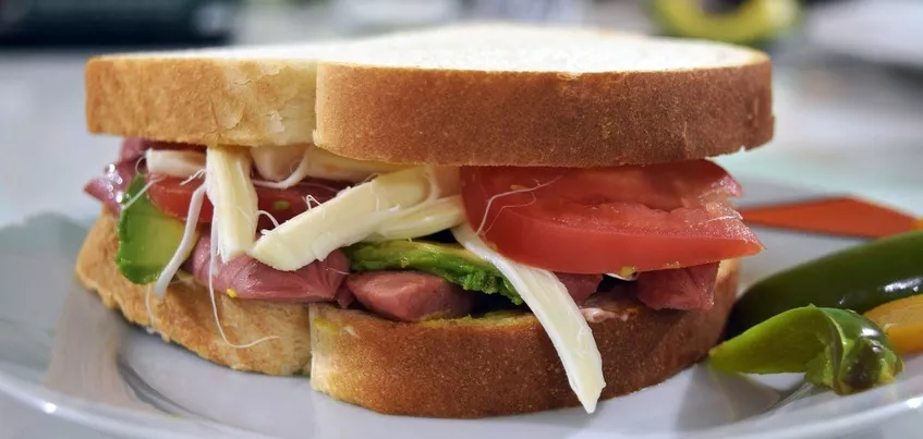 Диетолог рекомендовала заменить фастфуд более полезными бутербродами