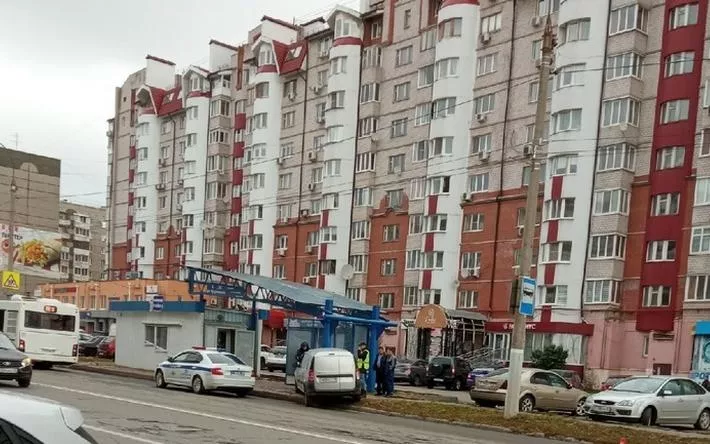 Фотофакт: машина врезалась в остановку на ул. Пушкинской в Ижевске