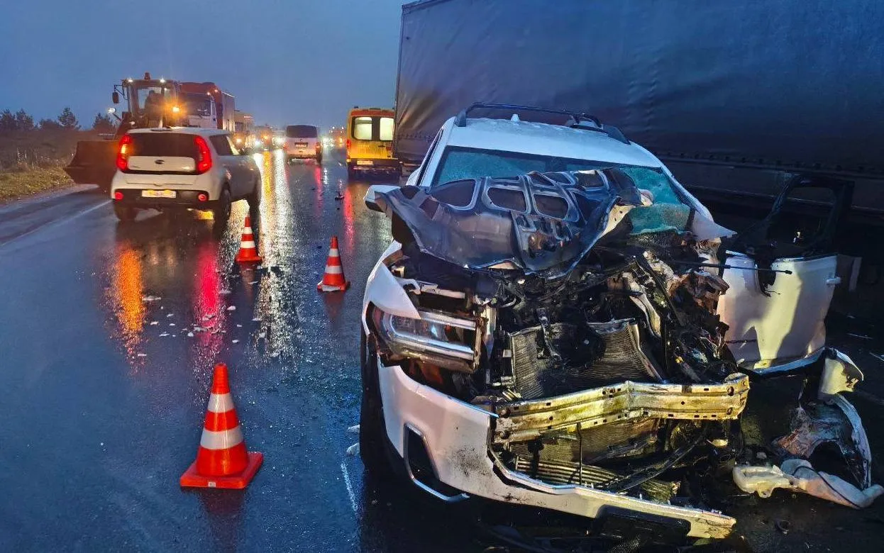Водитель кроссовера пострадал в столкновении с фурой под Ижевском