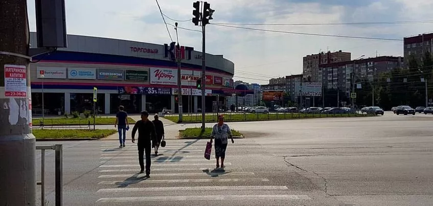 Фотофакт: В Ижевске начали работать пешеходные переходы у ТЦ «КИТ»