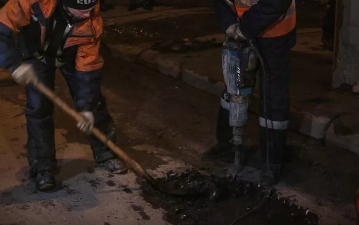 Ямочный ремонт провели на участках 15 улиц Ижевска за выходные