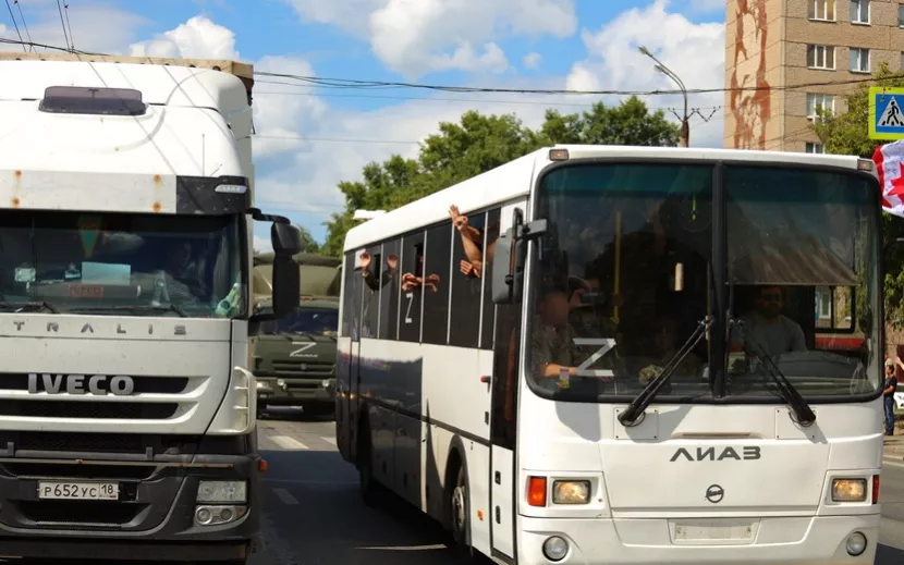 Встреча автобусов с военными в Ижевске. Фото: Амир Закиров