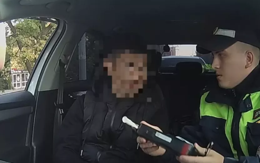 Видео: Рецидивист из Ижевска пьяным угнал автомобиль своей знакомой