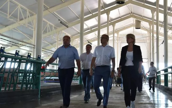 «Все ближе к миллиону тонн молока в год»: глава Удмуртии открыл «умную» ферму в Алнашском районе