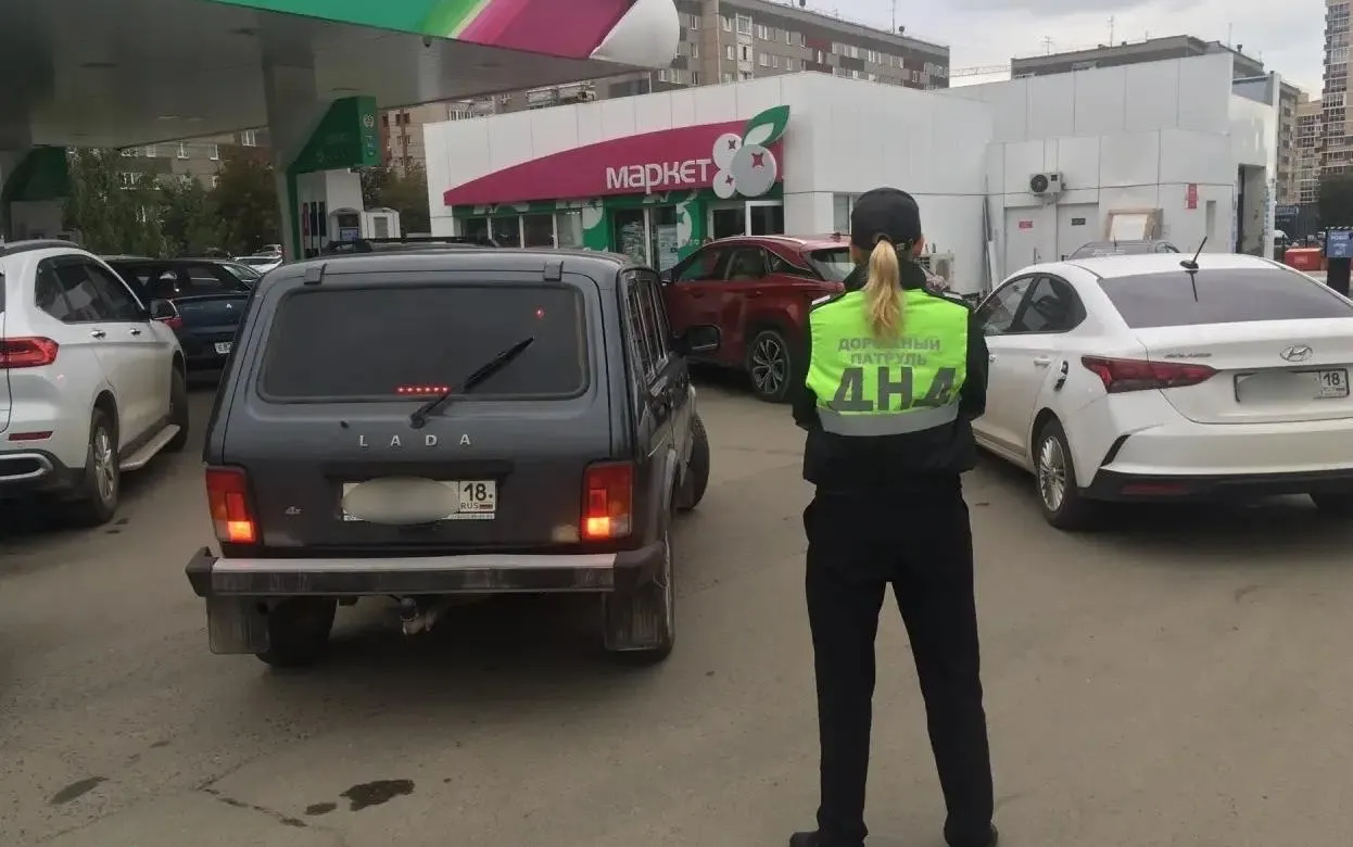 Члены народных дружин начали проверять тонировку в очередях на АЗС в Ижевске