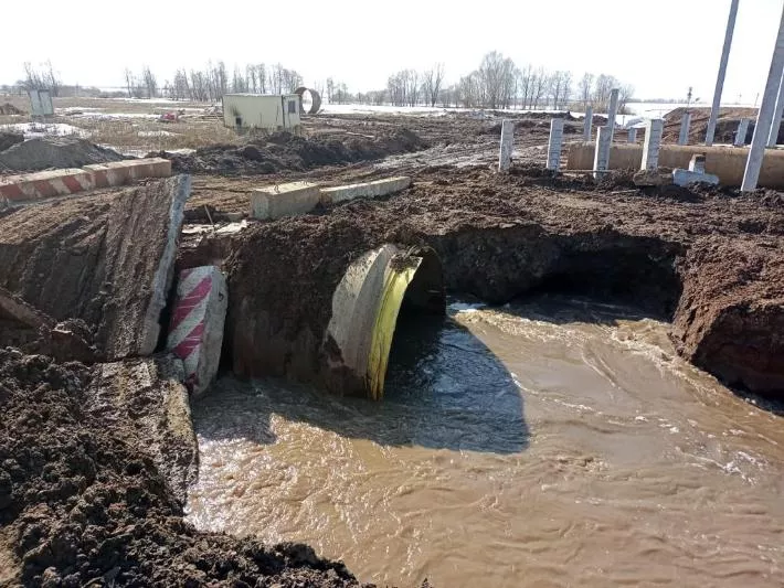 Временный мост через реку размыло в Удмуртии