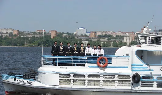 Ижевские школьники приняли участие в Городском марше Мира и акции «Катер Победы»