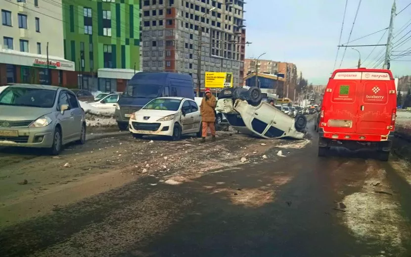 Автомобиль перевернулся на улице Молодежной в Ижевске