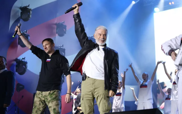 Олег Газманов и артисты всероссийского проекта «Родники» поздравили ижевчан с Днем флага России