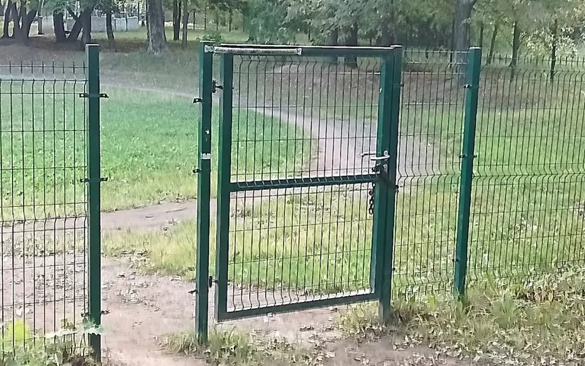 Ограждение выломали на территории школы № 8 в Ижевске
