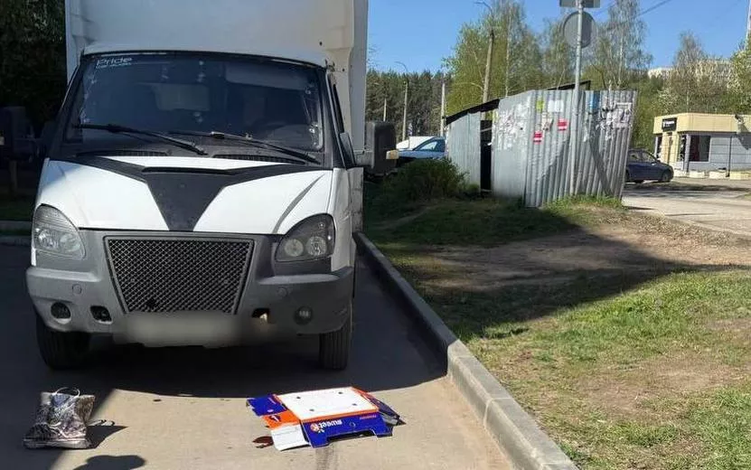 Грузовик сбил женщину на тротуаре по ул. Труда в Ижевске