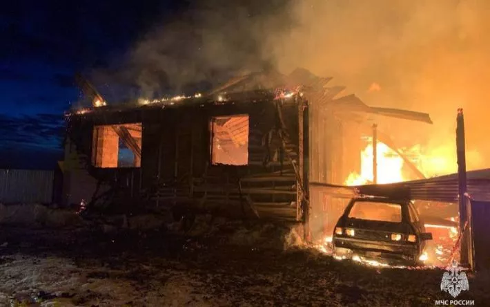 Дом и машина сгорели при пожаре в Удмуртии