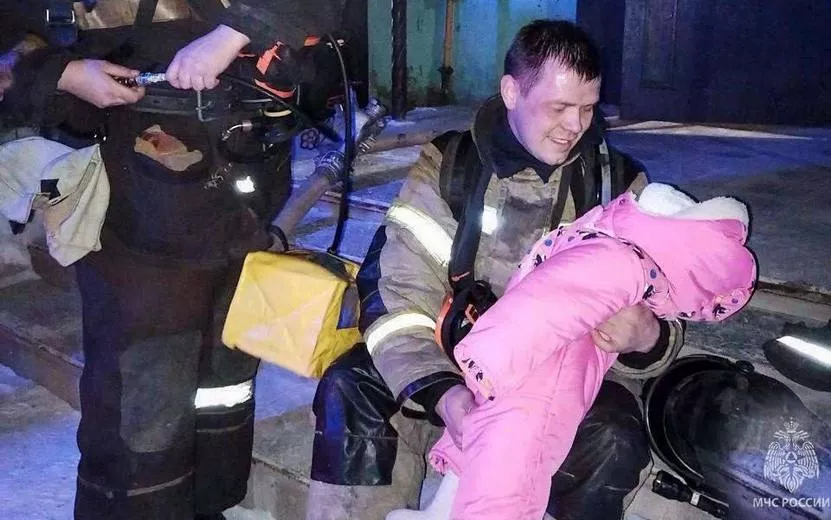 8 взрослых и 6-месячного малыша эвакуировали из горящего дома в Воткинске