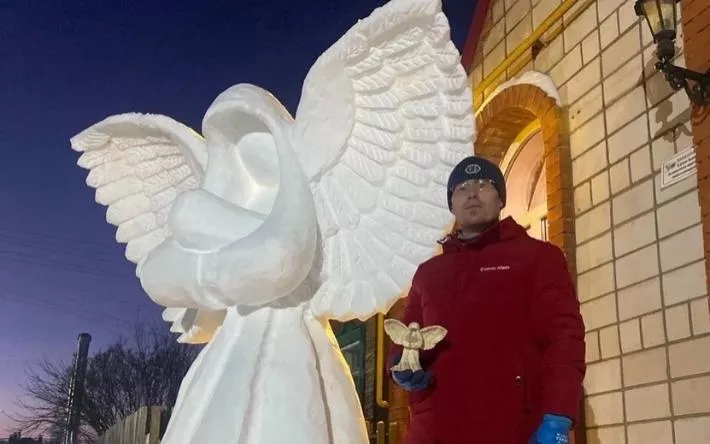 Житель Удмуртии слепил двухметрового ангела из снега