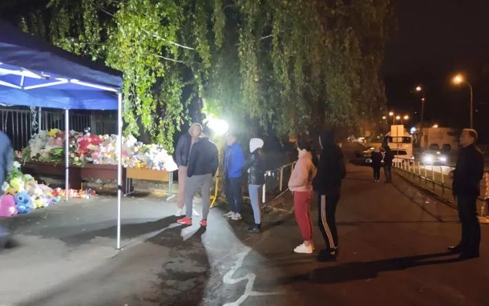 Жители Ижевска приходили к народному мемориалу возле школы № 88 до глубокой ночи