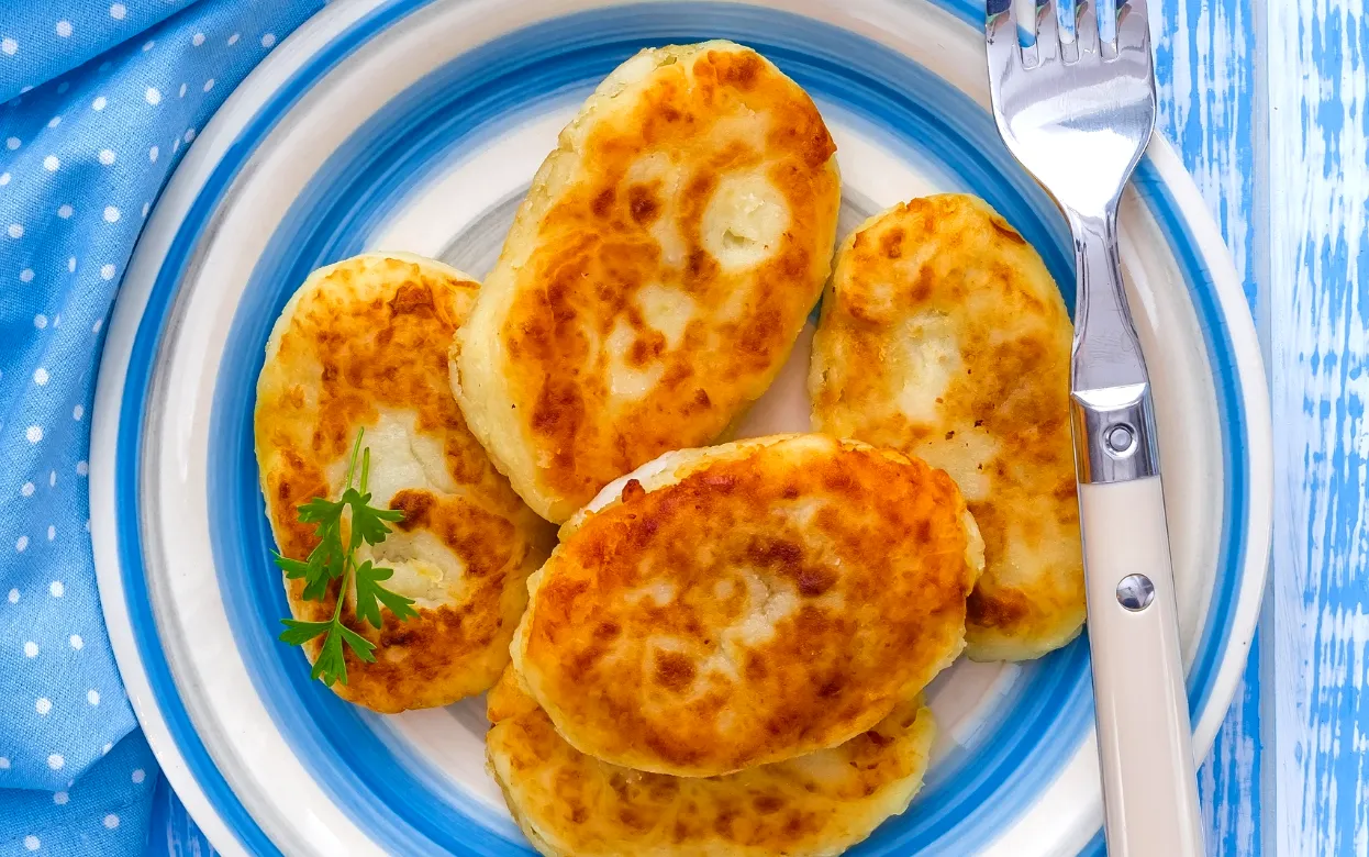 Ленивые пирожки с луком и яйцом за 10 минут: рецепт, который заменит выпечку – без дрожжей, без долгого замеса и ожидания