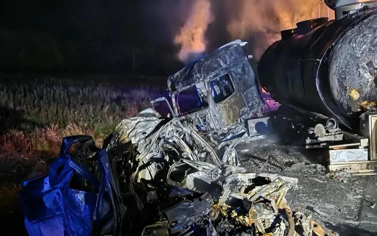 Грузовик и легковушка загорелись после ДТП в Удмуртии, погиб 18-летний водитель