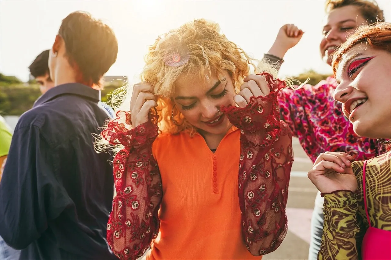 Это начинается тихо: 10 признаков, что вашего подростка уже втянули в плохую компанию – а вы думаете, что все нормально