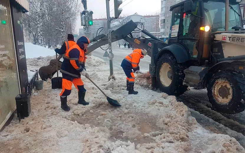 В Ижевске продолжаются работы по очистке дорог и тротуаров в районе прорыва водопровода