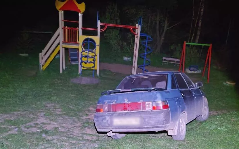 Пьяный житель Удмуртии угнал машину и въехал на ней на детскую площадку