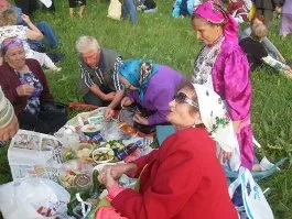 На удмуртском обрядовом празднике ижевчан угощали кашей. А.Романова