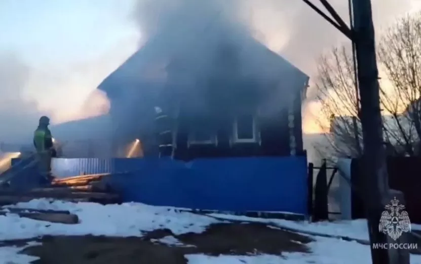 Три человека погибли при пожаре в частном доме в Удмуртии