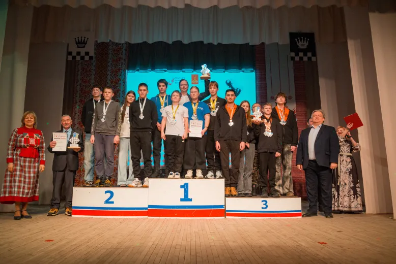 Моменты церемонии награждения победителей и призеров шахматного турнира.