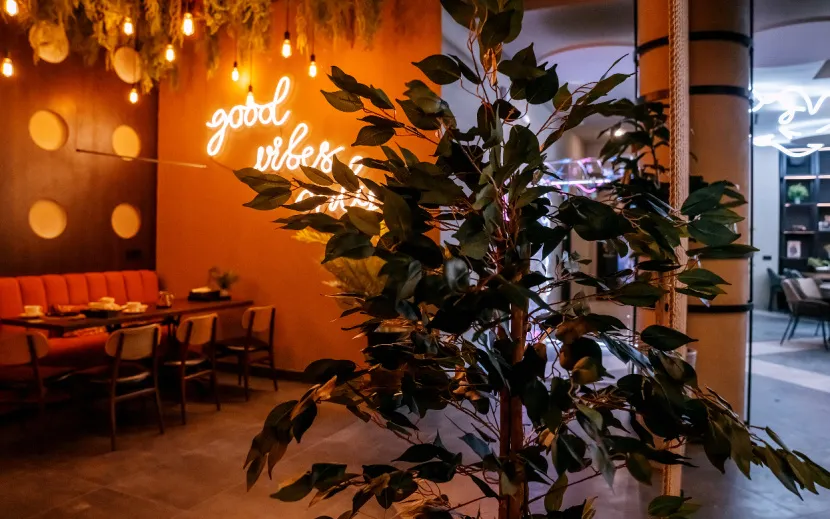 Ламповый свет, живые растения и узнаваемые символы Ижевска в ресторане «Пушка». Фото: Мария Бакланова