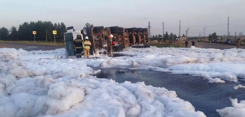 Около 6 тонн нефти разлилось на дороге в Удмуртии в результате ДТП
