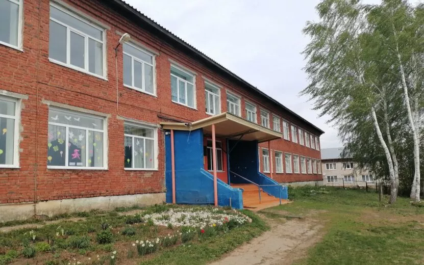 Работу еще одного школьного лагеря приостановили в Каракулинском районе из-за грязной воды