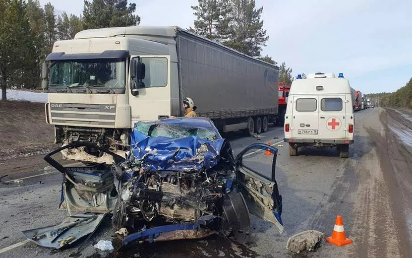 Пассажир «Соляриса» погиб в столкновении с двумя грузовиками в Удмуртии