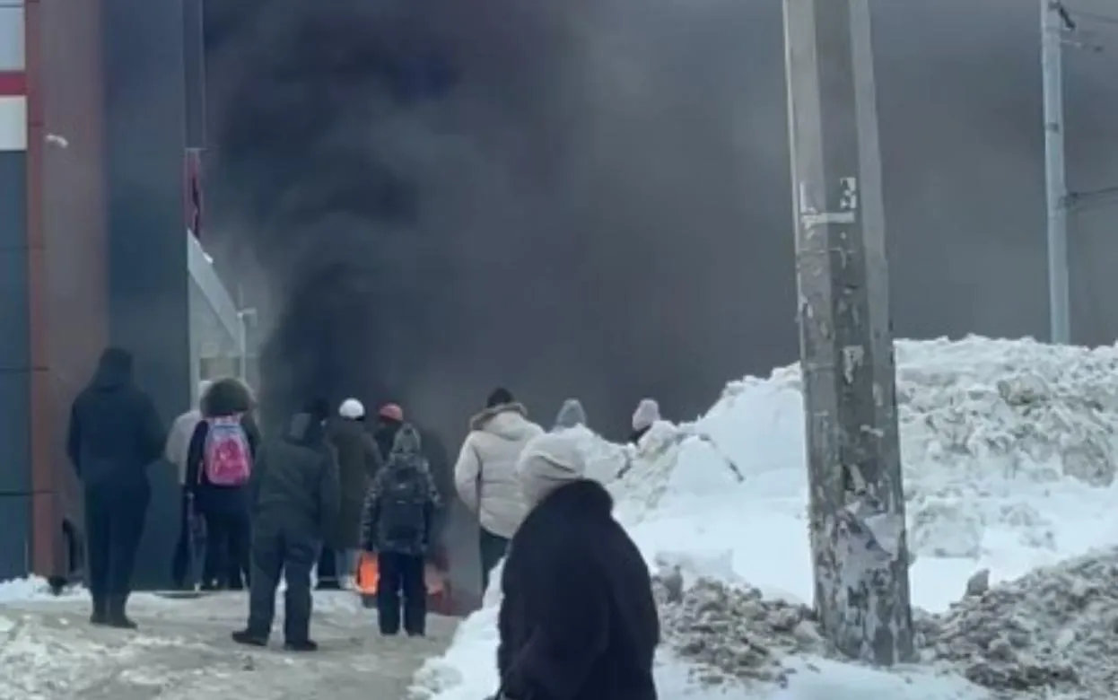 Видеофакт: машина загорелась у экорынка в Ижевске