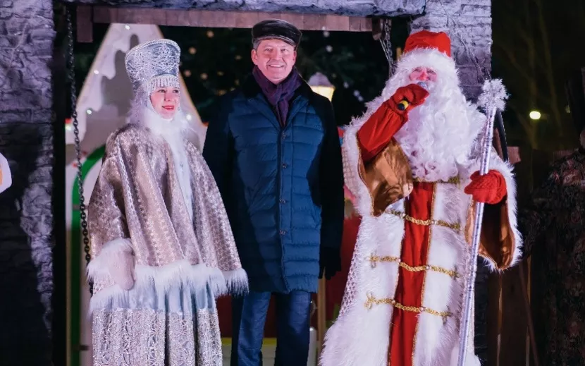 Почетные гости царя Кузьмы: Дед Мороз, Снегурочка и глава Ижевска Олег Бекмеметьев