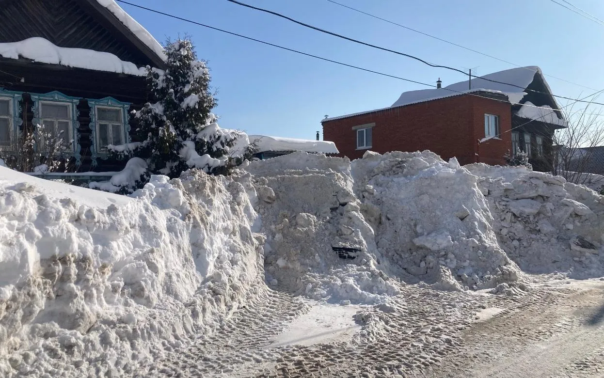 Жители Ижевска поспорили о трактористах, сгребающих снег к домам и калиткам