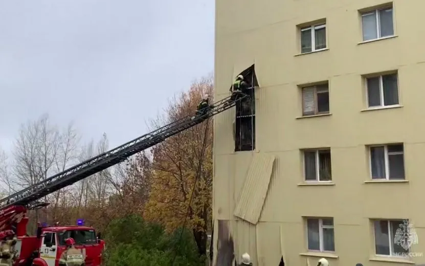 Обшивка пятиэтажки загорелась в Сарапуле