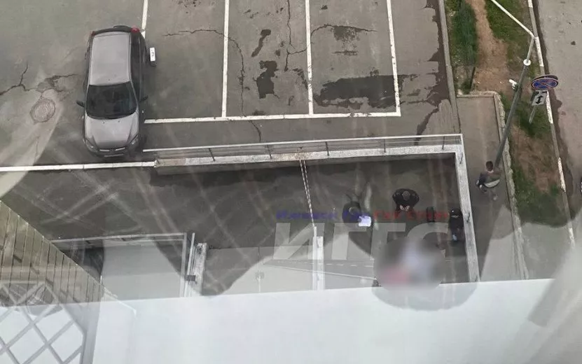 Женщина выпала из окна многоэтажки на ул. Петрова в Ижевске