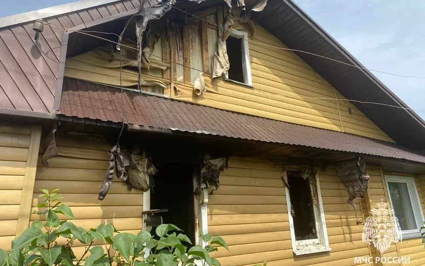 Дом загорелся под Ижевском после удара молнии